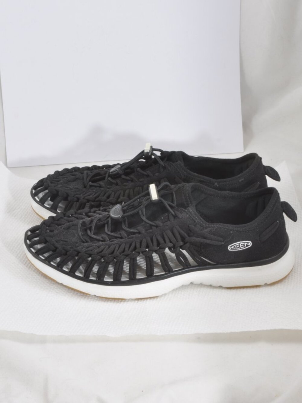 N W/O box Women's UNEEK O2 Sneaker Sandal Black 8 1/2